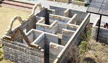 様々なレンガやブロックを重ね合わせ、迷路風にアレンジしてあります。