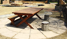 印象的なデザインのサークル部分は、天然石の風合いのコンクリート舗装材で造られています。円形、半円形、曲線を活かしたデザインを容易に演出できます。