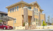 家の鮮やかな色を引き立たせるため、塀の色は少しトーンを落とし、カーポートとフェンスも白で爽やかさと清潔さを出した英国風オープン外構。