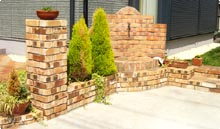 オーストラリアレンガの塀そのものにサークルタイプの立水栓を組み込むことで、洗車をする時の利便性とデザイン性を兼ね備えた仕上がりとなっている。