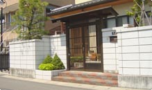 大谷石風の化粧ブロックを施した落ち着いた雰囲気のクローズ外構。