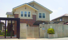 ガラスブロックを埋め込んだ、コンクリート打ちっぱなしの塀は、シンプルでありながら高級感を演出します。