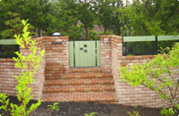 樹木のグリーンと門扉のグリーンがレンガ（キッズブリック）のブラウンと美しいコントラストを演出しています。